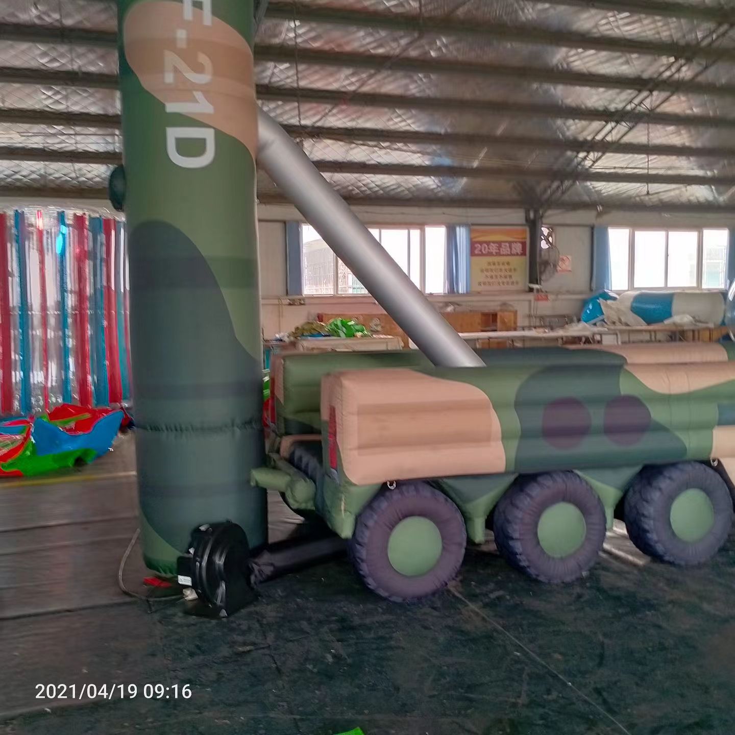德格军事演习中的充气目标车辆：模拟发射车雷达车坦克飞机